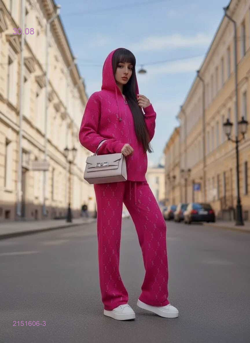 розовый