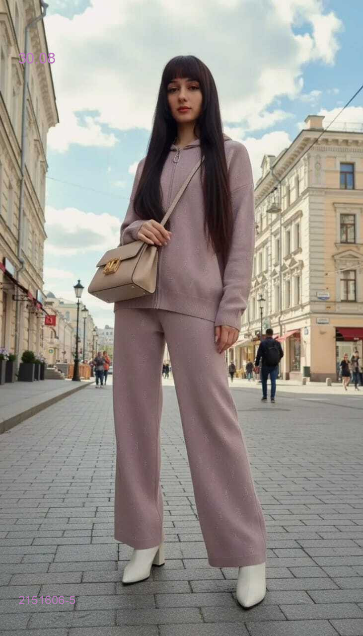 розовый